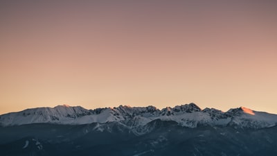 白昼雪山